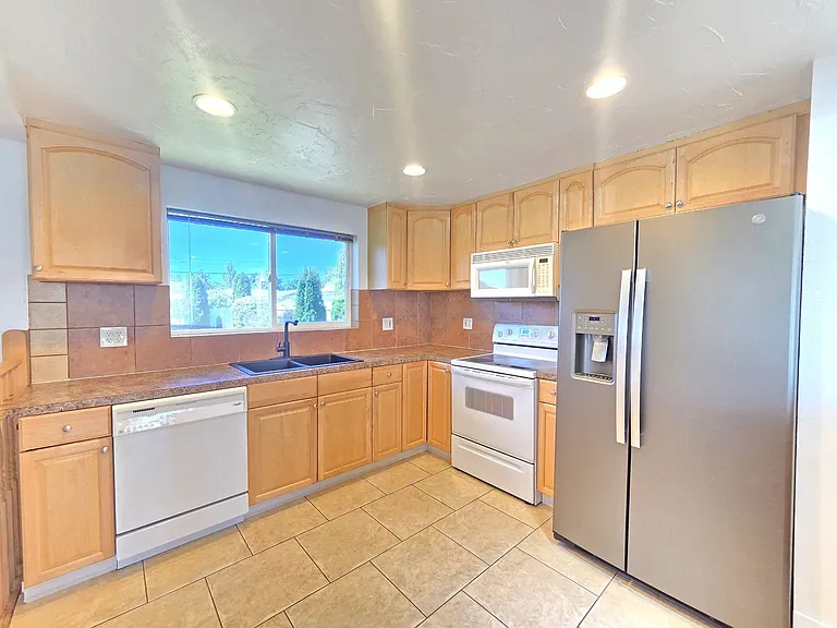 5621 N Hemlock St — Photo 8