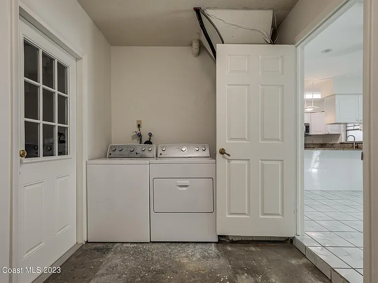 302 Emerald Pl E — Photo 24