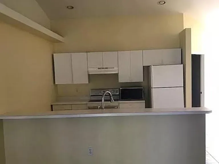 526 SE 16th Pl — Photo 3