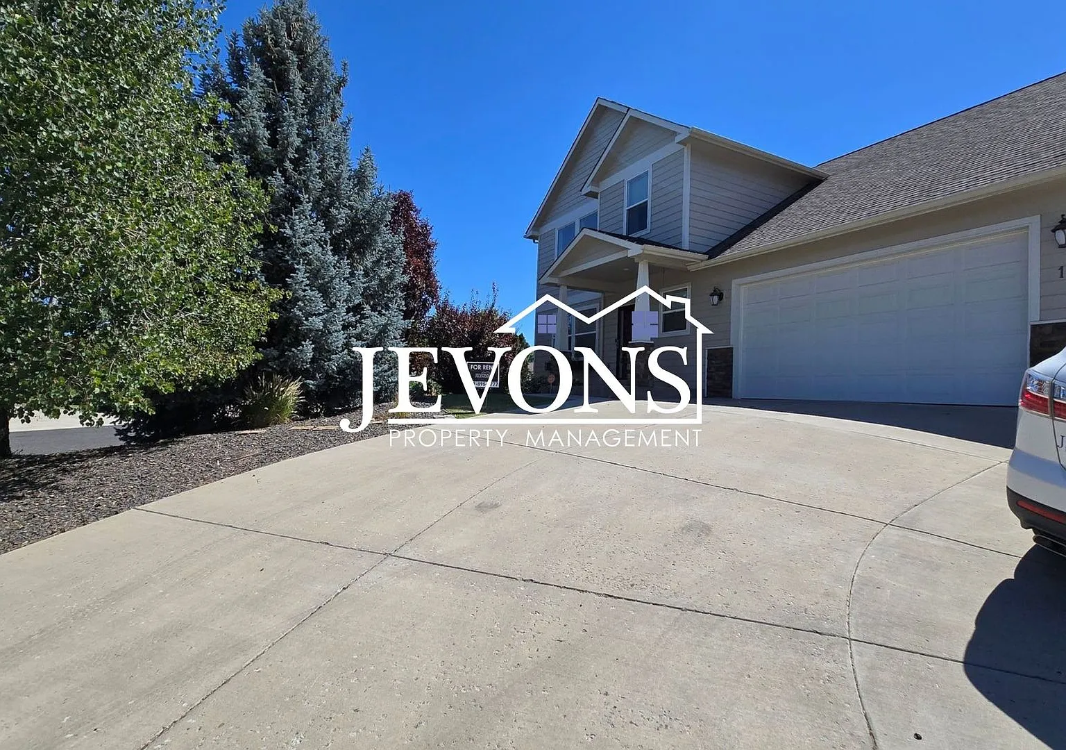 3 Bed / 2.5 Bath Single-Family Home in West Yakima — Photo 4