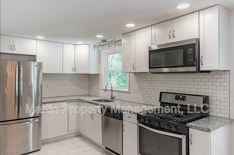 4 bed, 2.5 bath, 1801 sqft, $4,900 — Photo 4