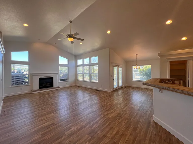 588 Wedge Ln — Photo 2