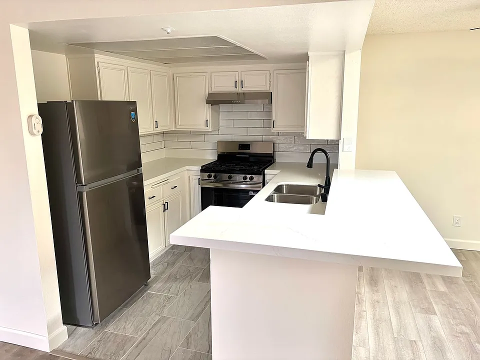6331 Los Robles Ave