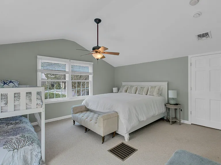 345 Colonial Rd — Photo 25