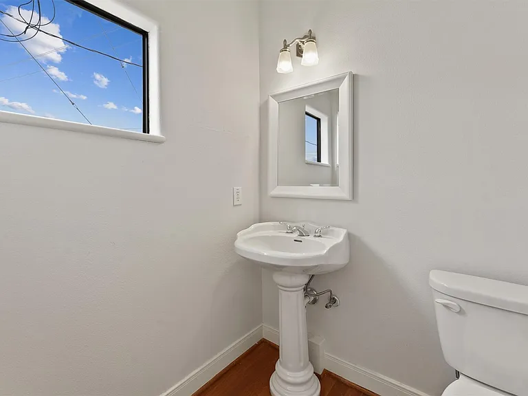 2402 Calumet St #D — Photo 13