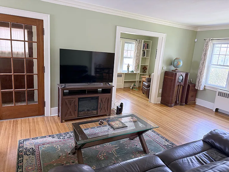 50 Redfern Dr — Photo 2