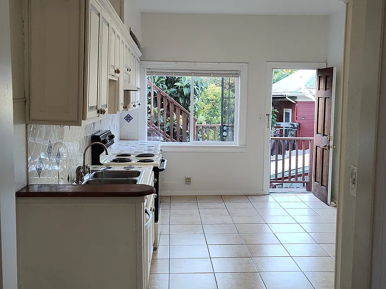 entry to kitchen from dining room