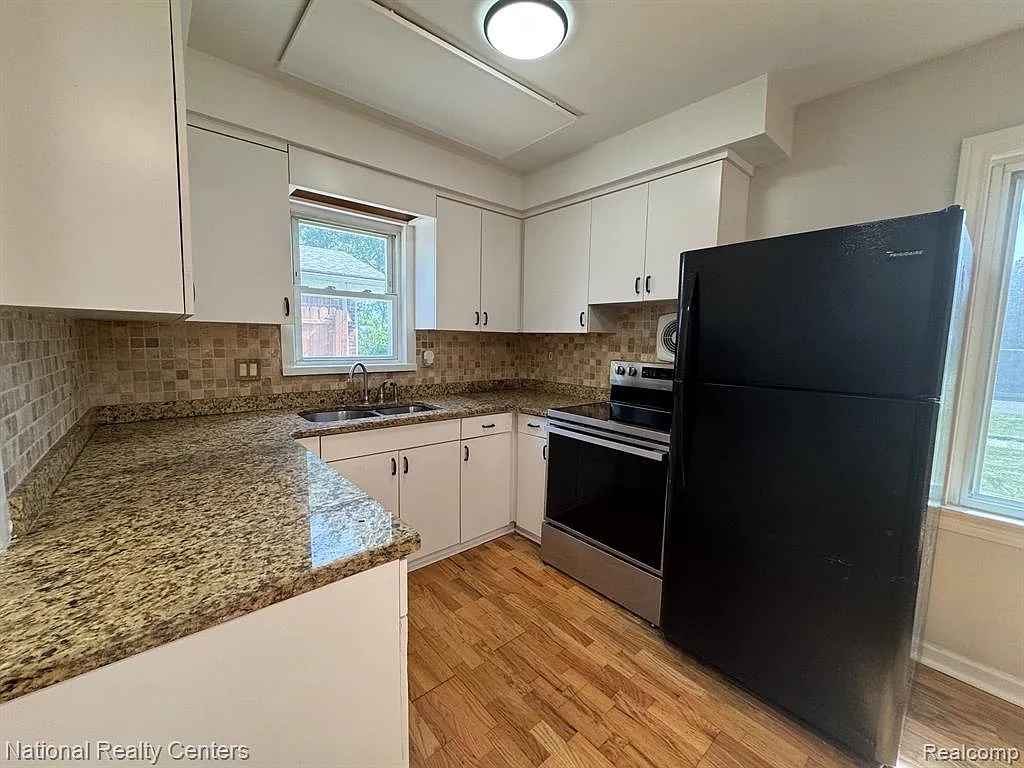 3 bed, 1.0 bath, 1056 sqft, $1,800 — Photo 4