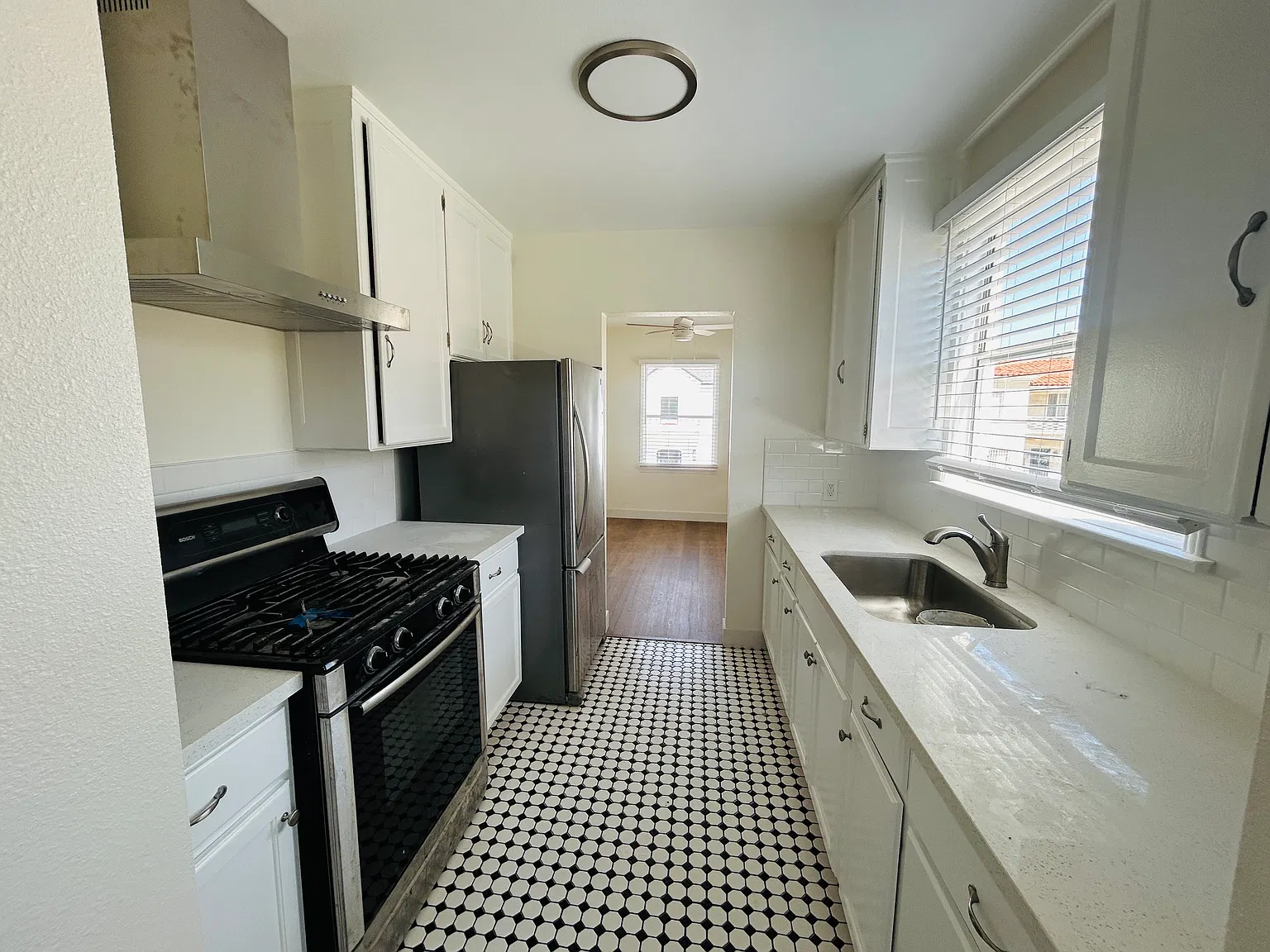 1 bed, 800 sqft, $1,900 — Photo 4
