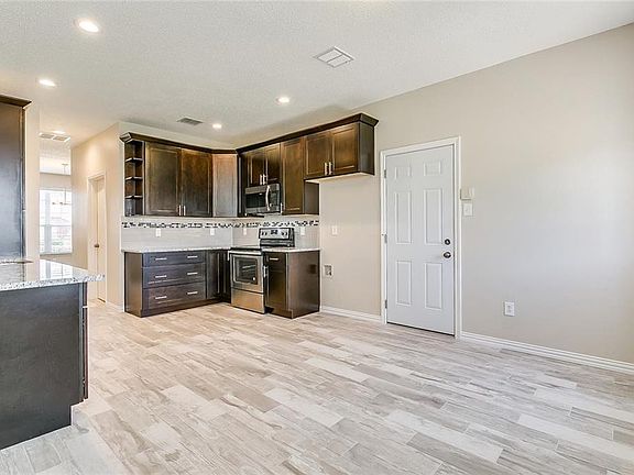2nd image of 525 Richmond Park Ln