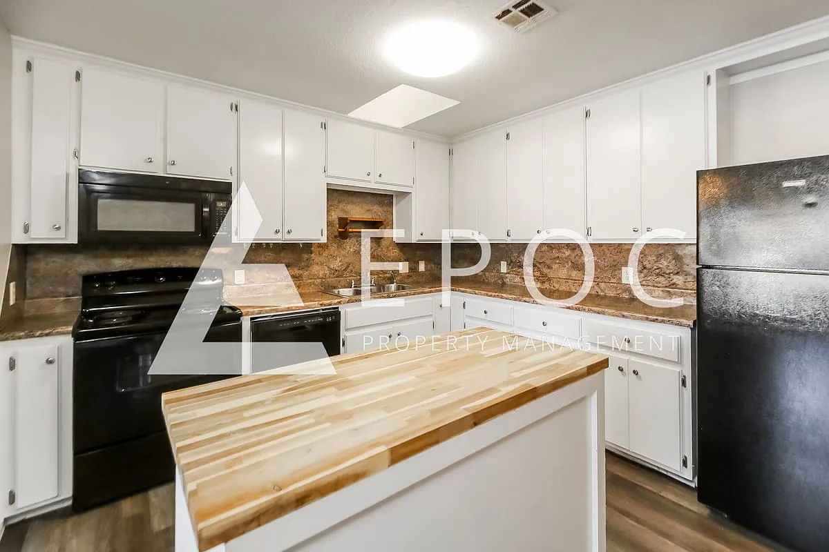 742 Highland Pkwy — Photo 2