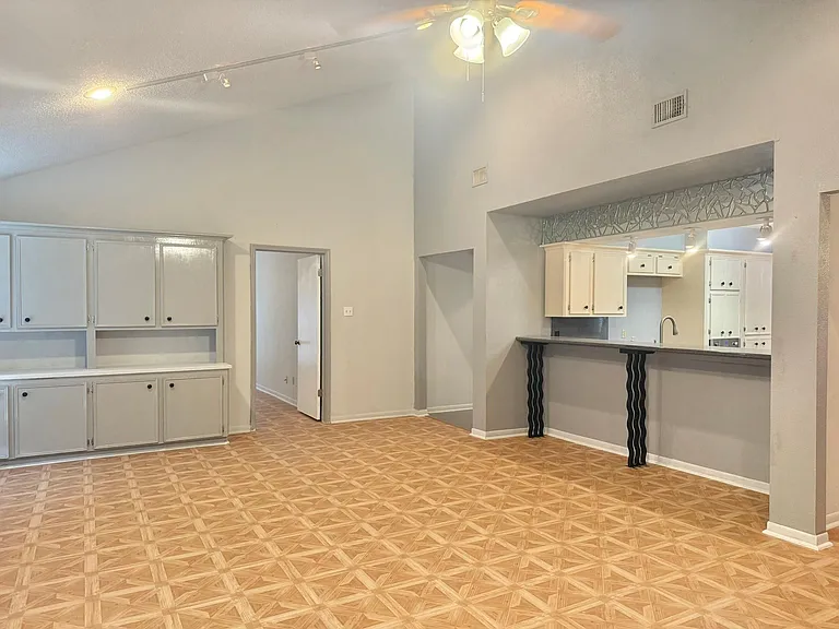 10422 Eagle Glen Dr — Photo 7
