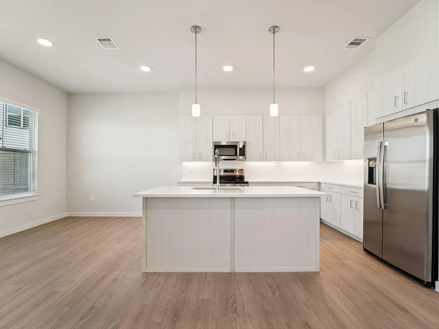 3 bed, 2.5 bath, 1909 sqft, $2,695 — Photo 2