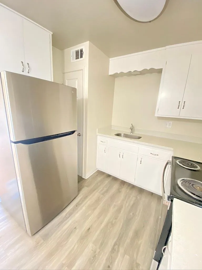 2 bed, 750 sqft, $2,985 — Photo 2