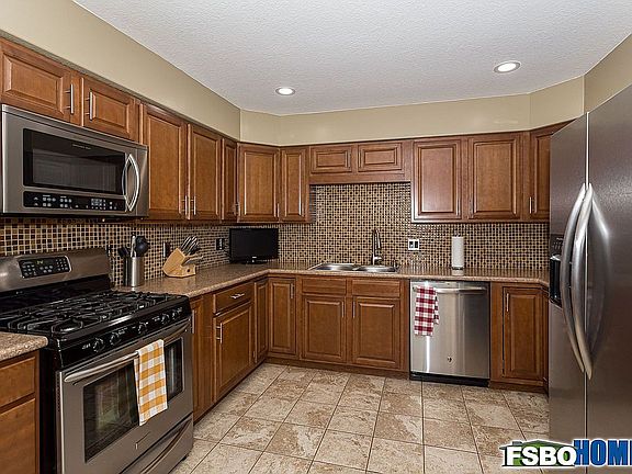 5th image of 2233 Waveland Dr