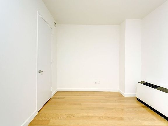 4th image of 37 Wall St APT 22T