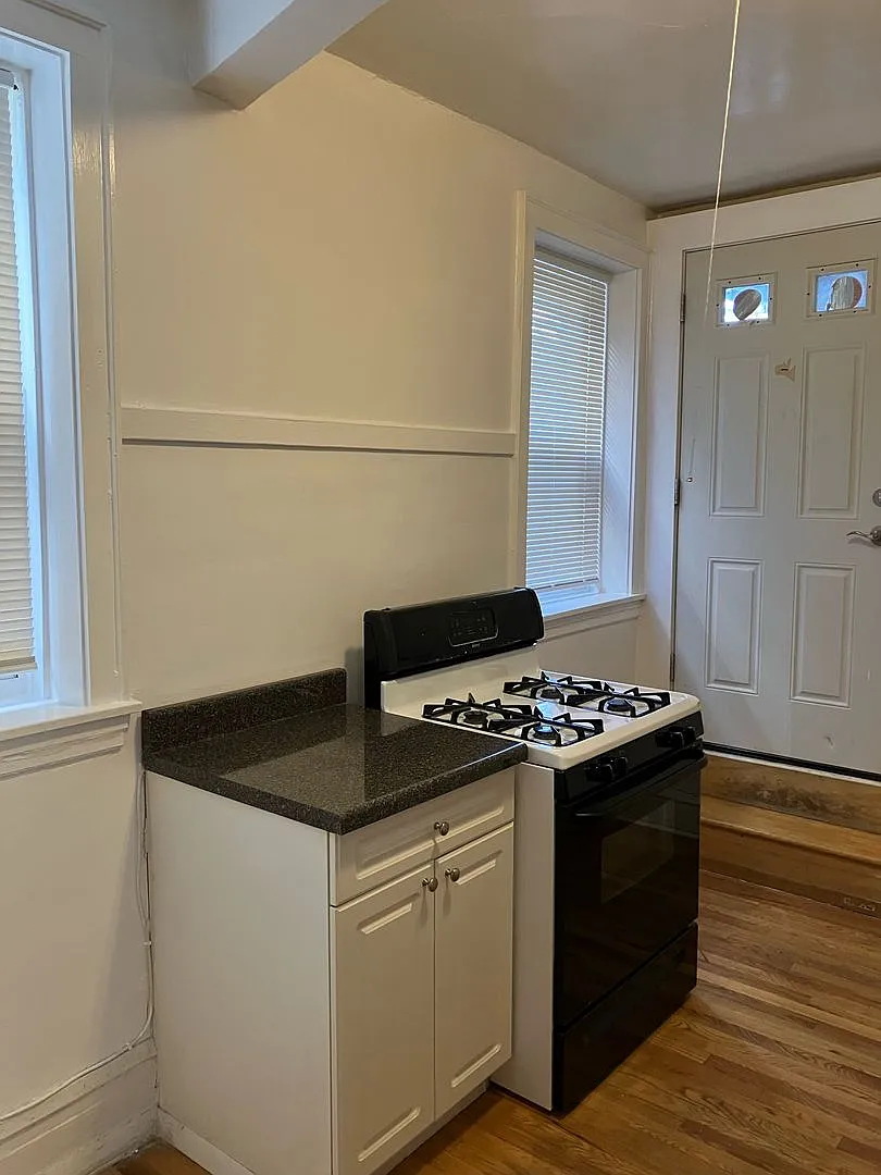 Studio, 1.0 bath, $1,300 — Photo 4