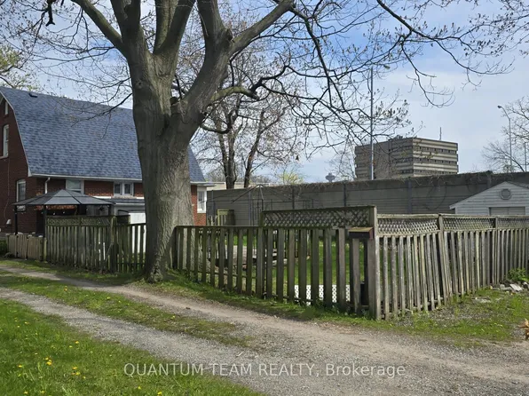 5365 Portage Rd, Niagara Falls, ON L2E 6B8