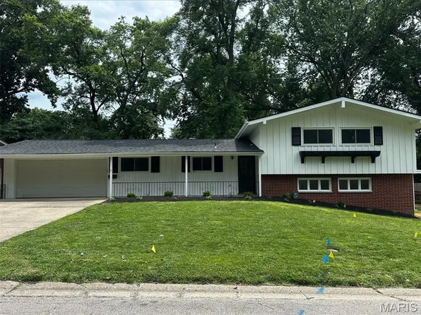 216 Country Club Ln, Belleville, IL 62223