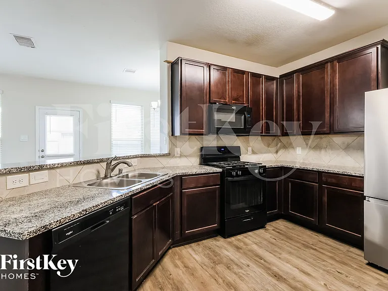 15141 Meadow Gln S — Photo 8