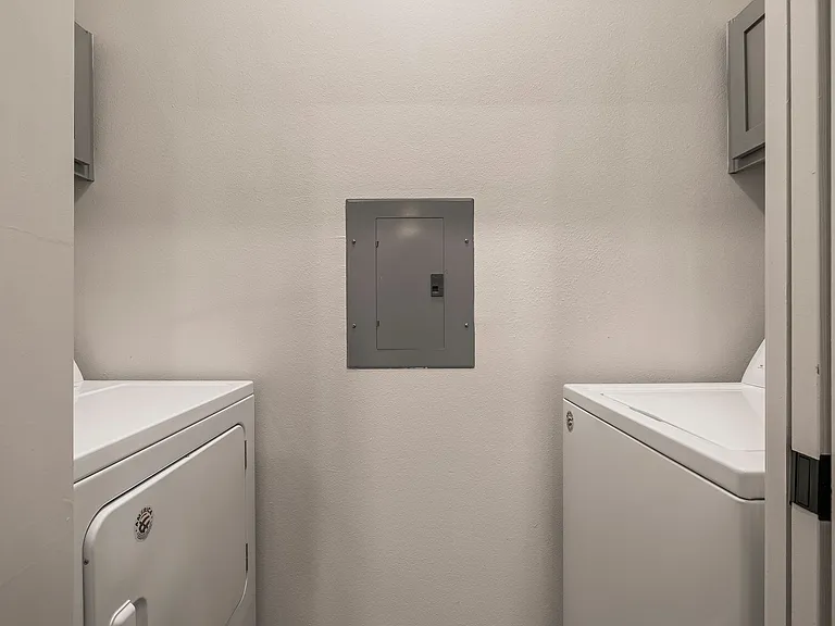 Sterling Oaks Luxury Apartments — Photo 60