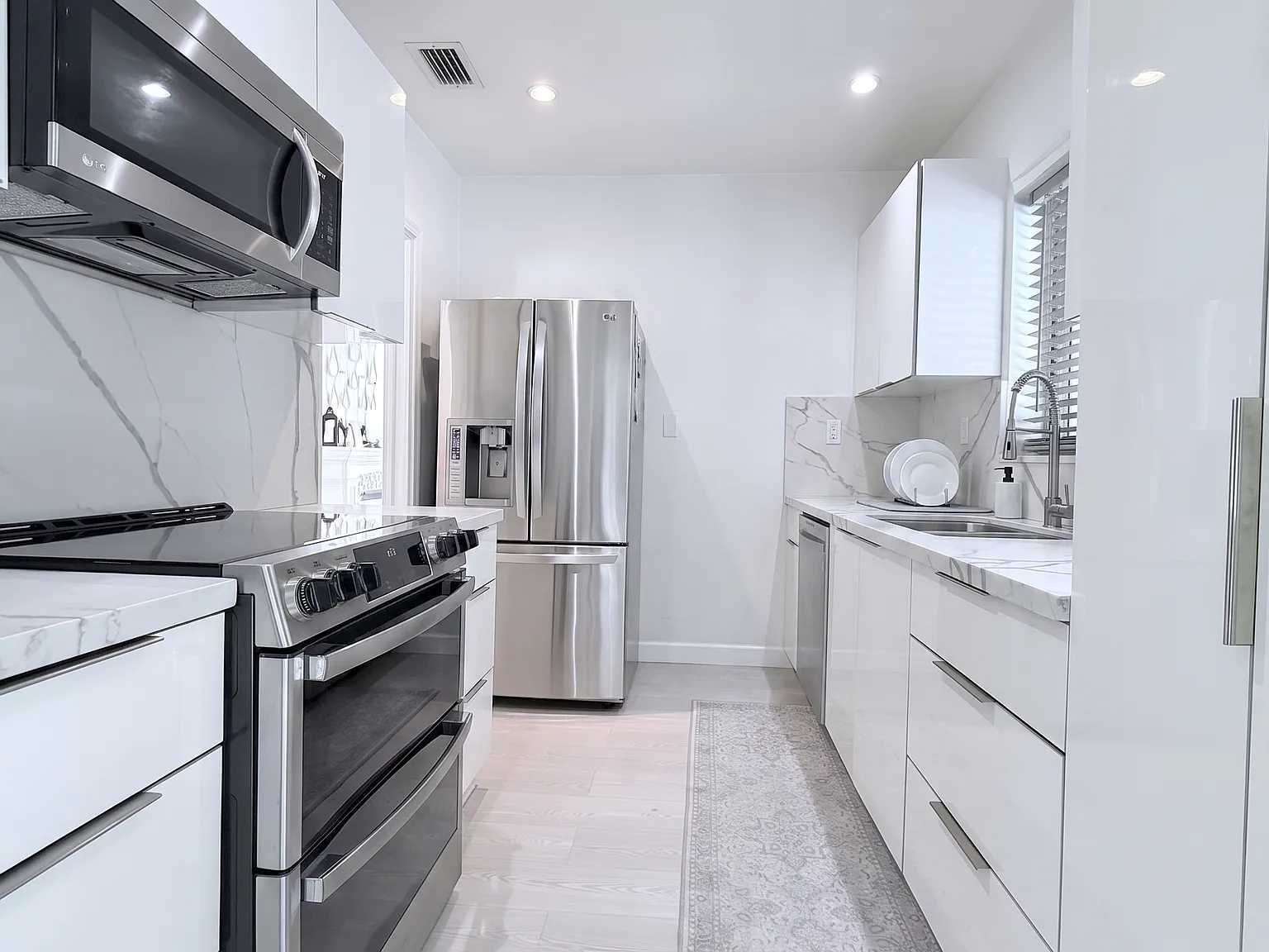 4 bed, 1740 sqft, $8,450 — Photo 2