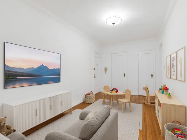 69-40 Yellowstone Boulevard image 3 of 13