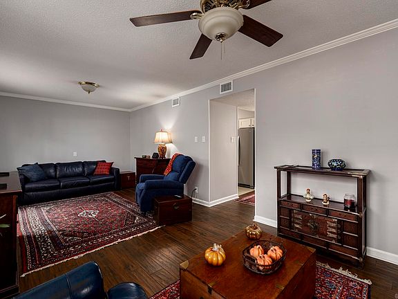 5th image of 110 Cambridge Place Dr