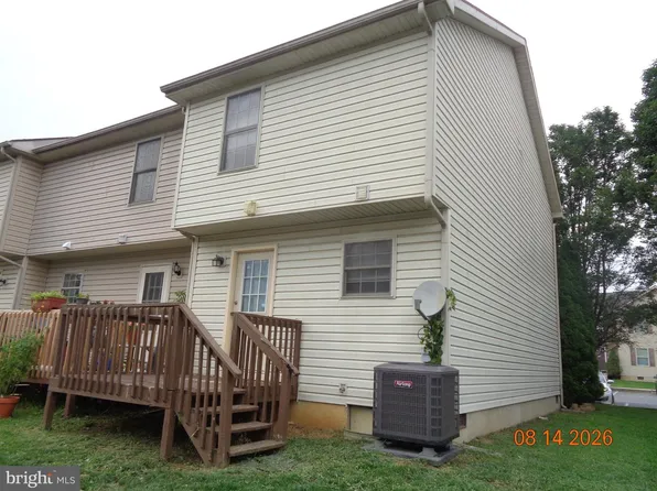 32 Judges Ct, Inwood, WV 25428