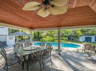 8 Pinewood Ter, Fairfield, NJ 07004