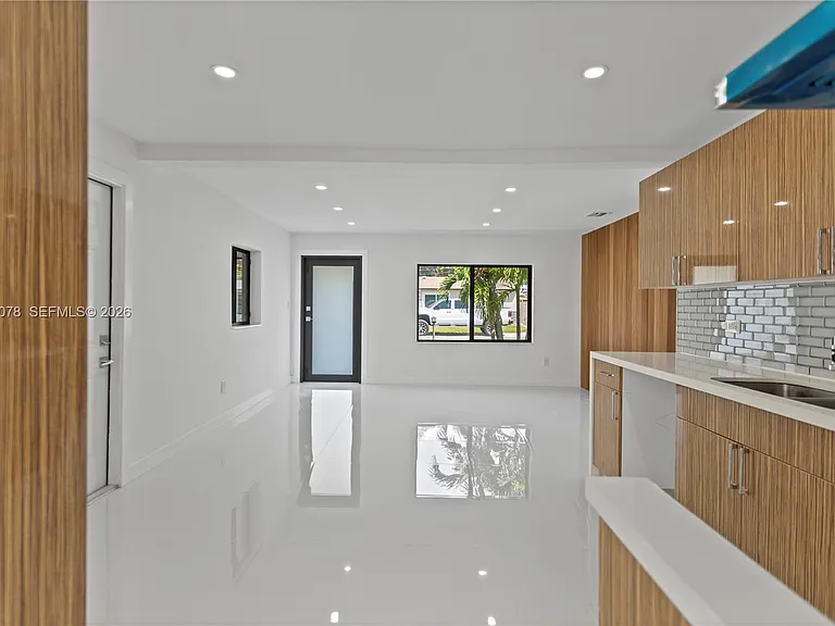 1524 SW 32nd Ct — Photo 8