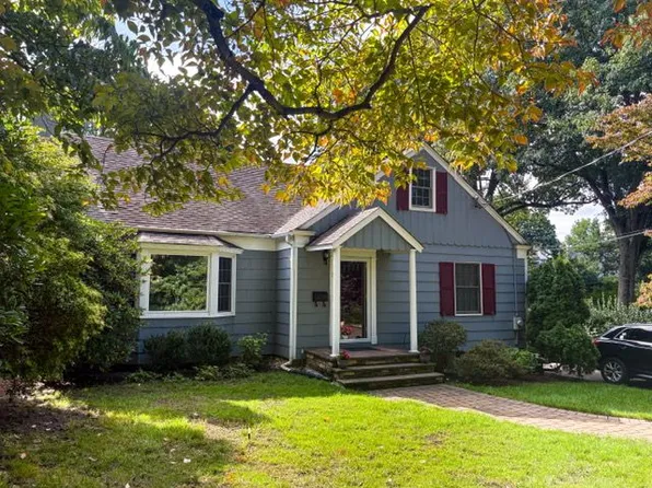 5 Edgewood Ave, Glen Head, NY 11545
