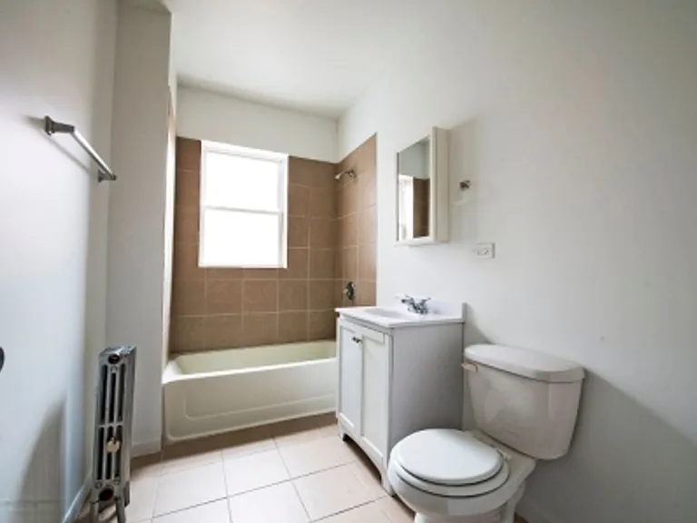 7829 S Phillips Ave — Photo 2