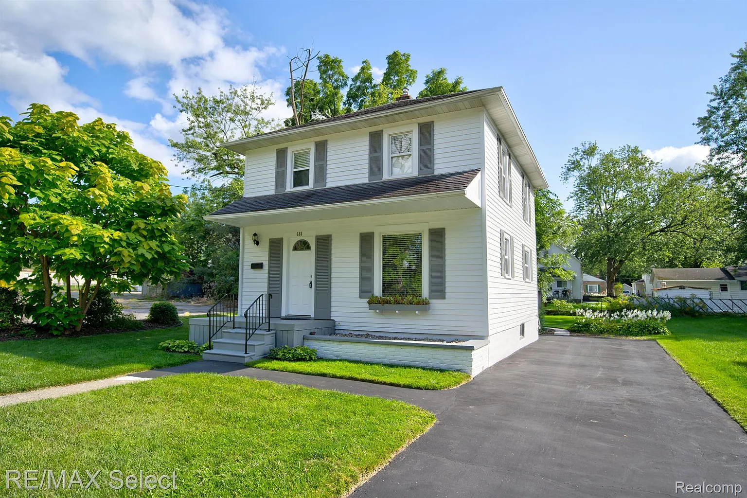 680 Elm St photo 1