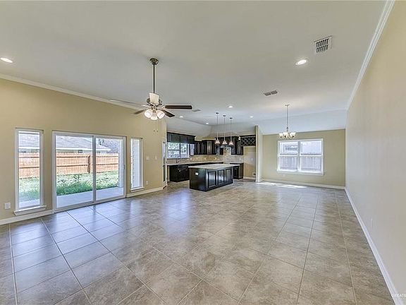 5th image of 2203 Primrose Dr