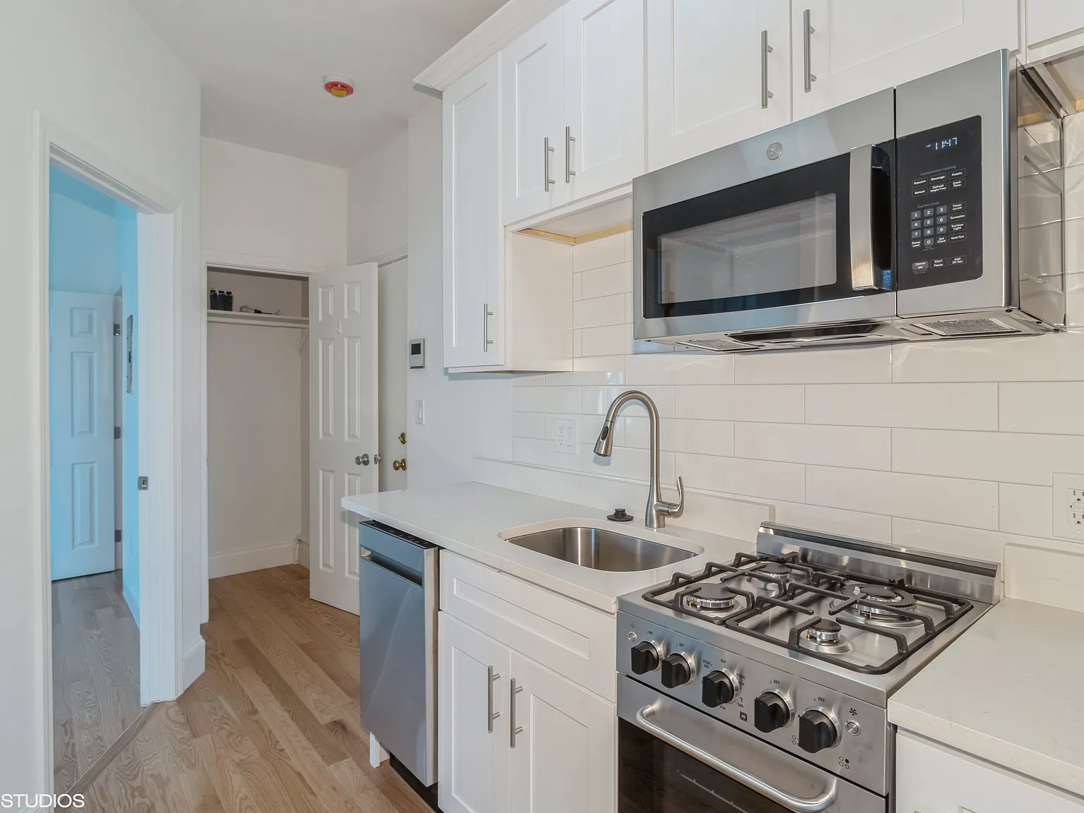 2 bed, 640 sqft, $3,600 — Photo 4