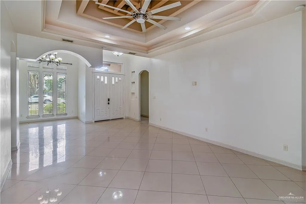 4 bed, 3.0 bath, 2043 sqft, $2,600 — Photo 3