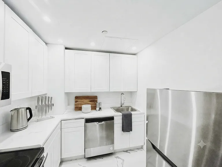 248 W 35th St #701 — Photo 2