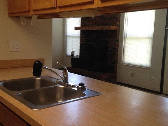 4th image of 2444 Sanford Dr