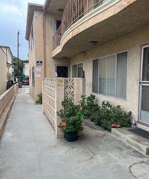1327 Berkeley — Photo 3