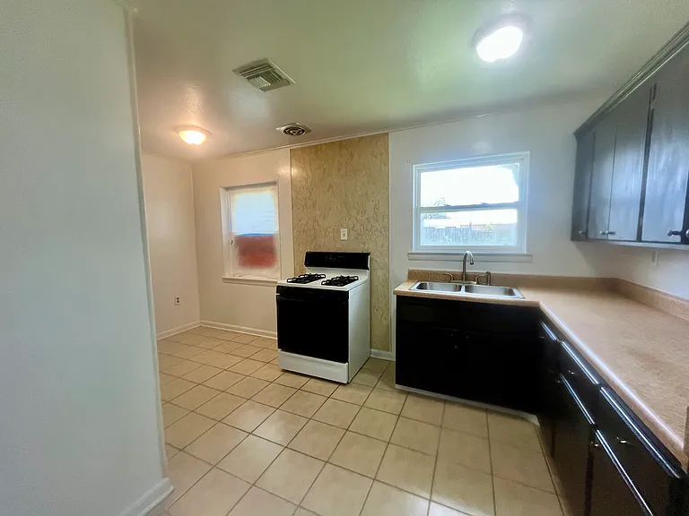 240 Azalea Dr — Photo 5