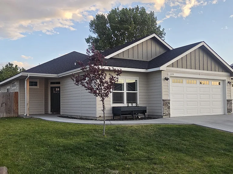 1105 SW Camille Dr — Photo 2