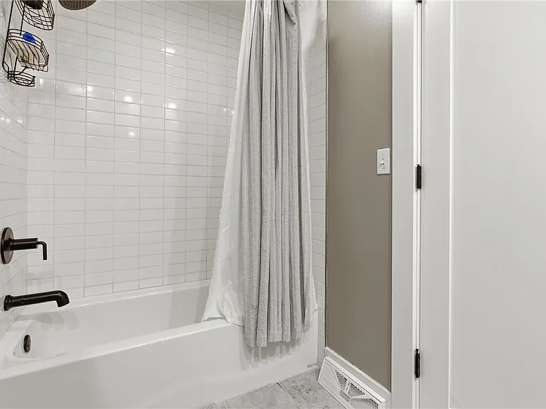 240 E Jefferson St — Photo 34