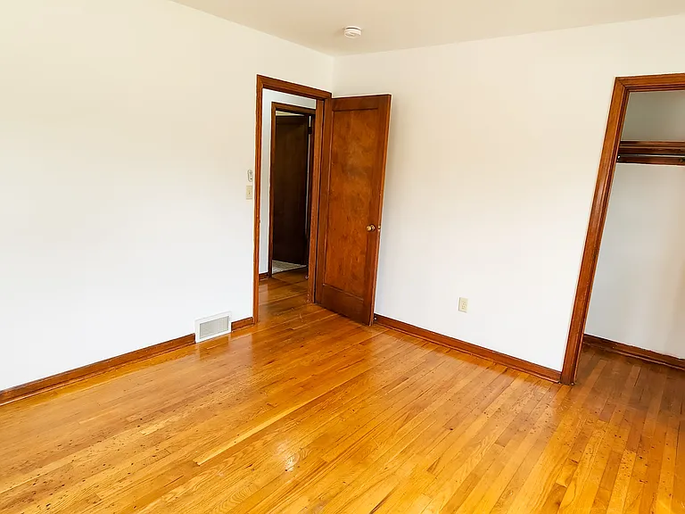517 Clyde St — Photo 8