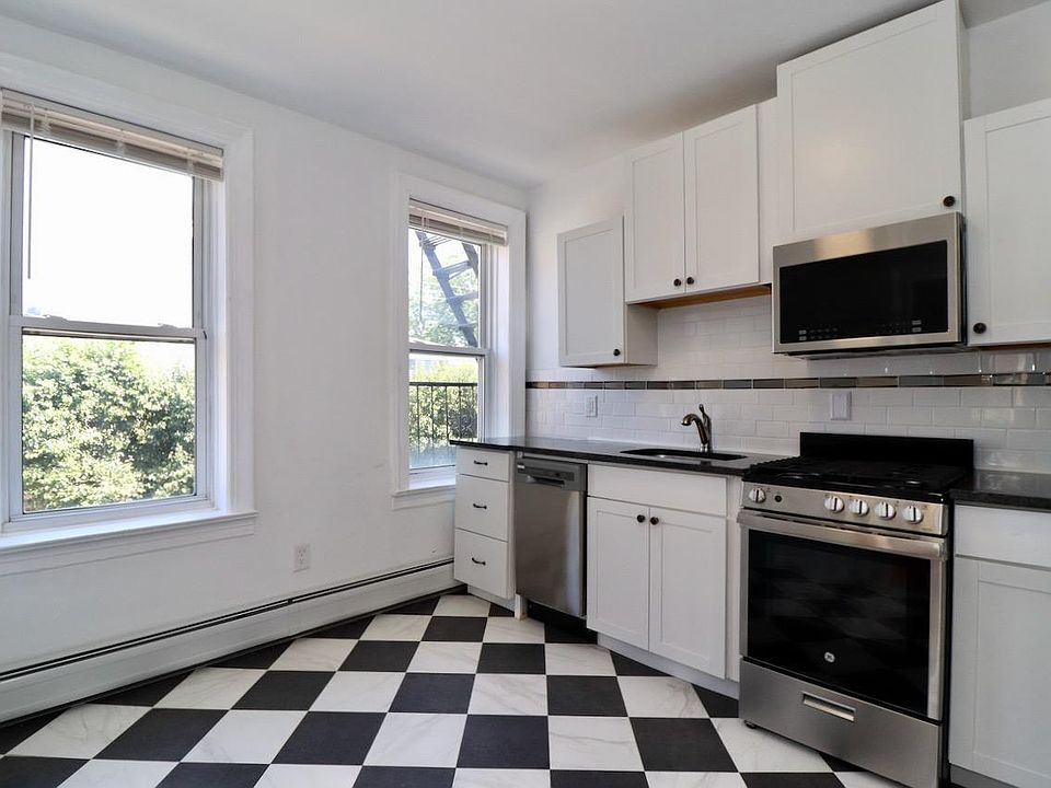Kitchen 1/3 (11.5' x 7.5')