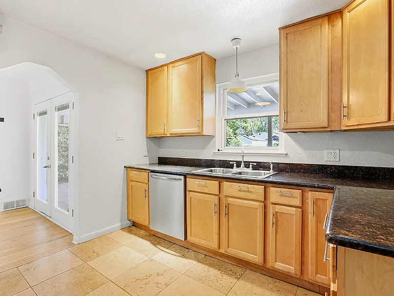 1560 Roslyn St — Photo 10