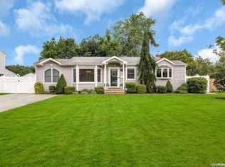 18 Gaymor Ln, Commack, NY 11725