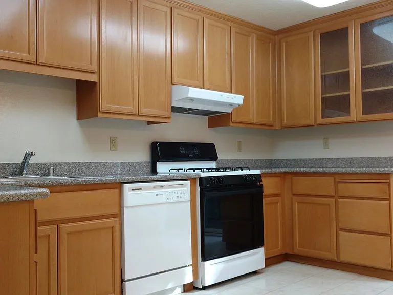 22065 Hathaway Ave — Photo 6