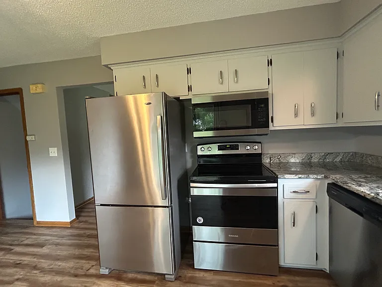 348 Belle Aire Dr — Photo 2