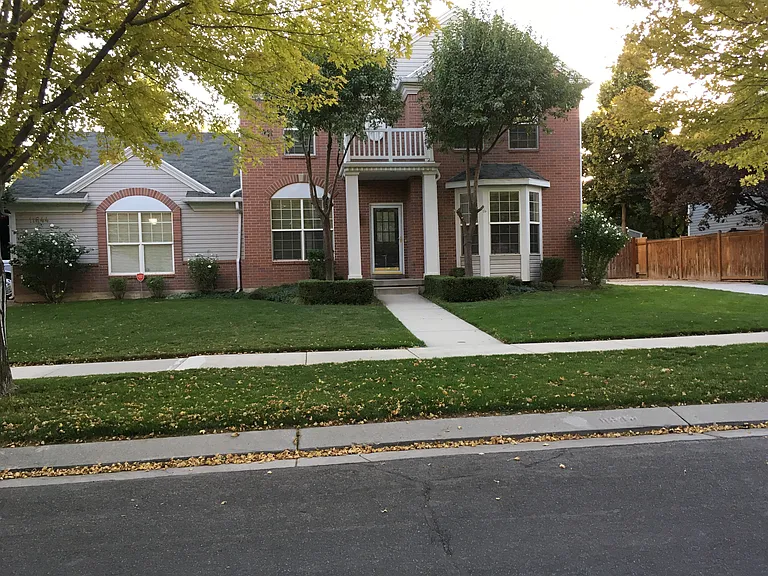 Front of home on corner lot in culdesac.
